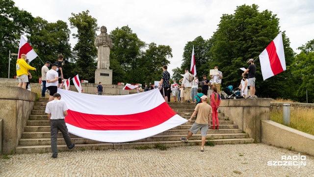 Stop terroryzmowi politycznemu - to hasło protestu Białorusinów, którzy przed pomnikiem Adama Mickiewicza w Szczecinie pikietowali przeciwko reżimowi Aleksandra Łukaszenki.