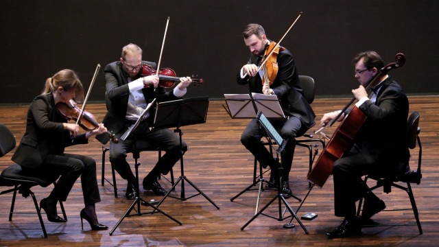 Fale popularnego cyklu koncertów Muzyka na wodzie zainicjowanych przed laty przez nieżyjącego dziś Jana Waraczewskiego, koncertmistrza Orkiestry Filharmonii im. Mieczysława Karłowicza w Szczecinie, poniosą melomanów do Internetu.