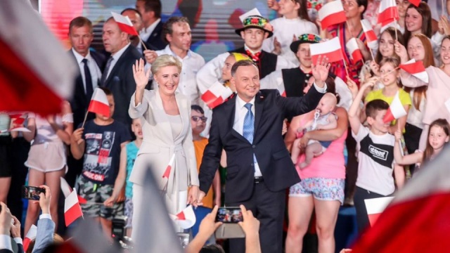 Prezydent Andrzej Duda - według sondażu exit poll - uzyskał najlepszy wynik w pierwszej turze wyborów i 41,8 procent głosów wyborców.