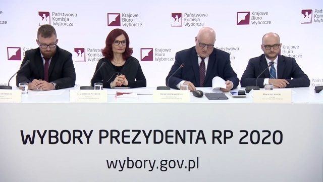 Przewodniczący PKW, sędzia Sylwester Marciniak powiedział, że według cząstkowych danych Andrzej Duda wygrał I turę wyborów, zdobywając 43,67 głosów. W II turze znajdzie się też Rafał Trzaskowski - 30,34. Frekwencja, według cząstkowych danych wyniosła: 64.4. Wyniki podano na konferencji prasowej PKW o godz. 10. Podliczono 99,78 obwodów.