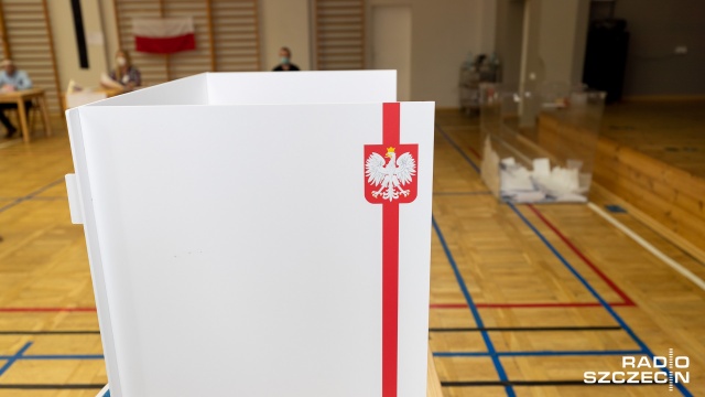 Przewodniczący Państwowej Komisji Wyborczej sędzia Sylwester Marciniak poinformował, że według ostatecznych danych Andrzej Duda wygrał I turę wyborów, zdobywając 43,5 procent głosów. W II turze znajdzie się też Rafał Trzaskowski. Frekwencja wyniosła: 64,51 procent.
