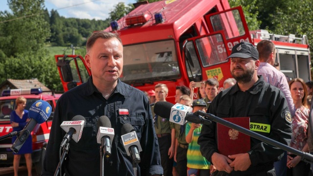 Prezydent opowiedział się za debatą uzgodnioną przez trzy największe stacje telewizyjne. Andrzej Duda podczas spotkania z dziennikarzami w Jaworniku Polskim na Podkarpaciu powiedział, że zwrócił się do trzech największych stacji telewizyjnych, by uzgodnili wspólnie i zrobili taką debatę, która będzie otwarta dla innych mediów.