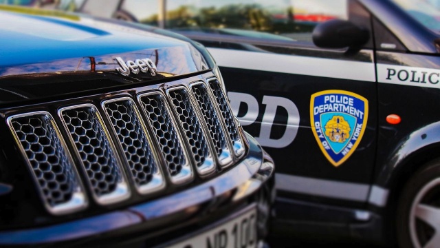 Władze Nowego Jorku obcięły budżet policji o miliard dolarów. Rośnie niezadowolenie zarówno wśród policjantów, jak i organizacji Black Lives Matter, która opowiada się za całkowitym zlikwidowaniem sił policyjnych.
