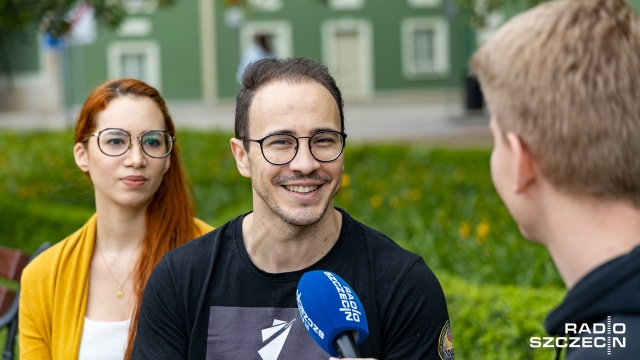 Od swojej rodziny oddaleni są o 8054 km w linii prostej. Bliscy Sttenio i Pyrcilli Almeida mieszkają w Natal, stolicy departamentu Rio Grande do Norte w Brazylli. Oni zaś swoje życie od ponad 6 miesięcy wiodą w Szczecinie.
