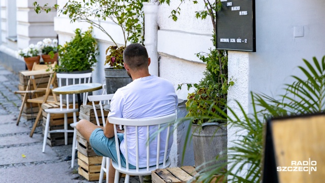 Od piątku restauratorzy będą mieli więcej miejsca na swoje ogródki gastronomiczne, kierowcy jednak stracą jeden pas jezdni. Tak będzie w alei Jana Pawła II w Szczecinie, na odcinku między placami Grunwaldzkim a Lotników.