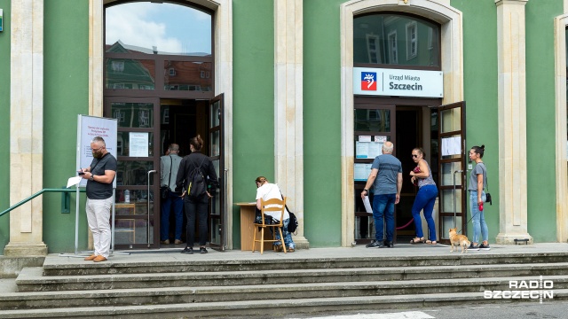 Kolejka długa, ale porusza się sprawnie. Mowa o kolejce do Urzędu Miejskiego w Szczecinie.