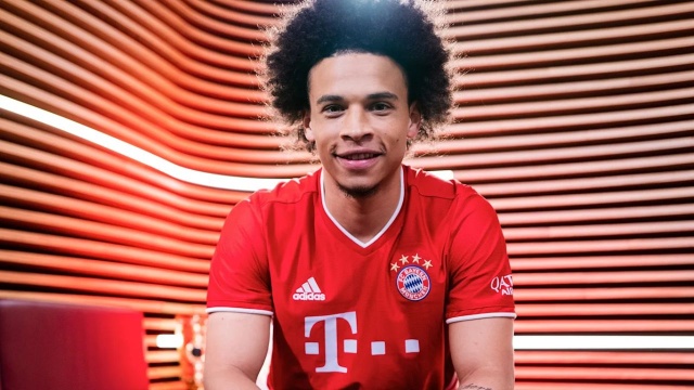 Leroy San został nowym piłkarzem Bayernu Monachium. 24-letni skrzydłowy dołączył do klubu ze stolicy Bawarii na zasadzie transferu definitywnego z angielskiego Manchesteru City. Niemiec związał się z Bayernem pięcioletnią umową.