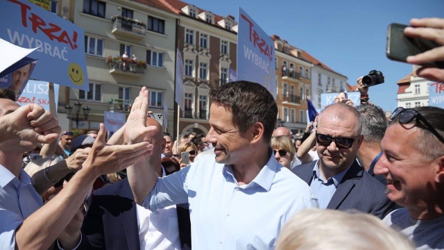 Kandydat Koalicji Obywatelskiej Rafał Trzaskowski zapowiedział, że jeśli zostanie prezydentem, to dzień po zaprzysiężeniu - 7 sierpnia - zwoła posiedzenie Rady Gabinetowej w sprawie stanu finansów publicznych.