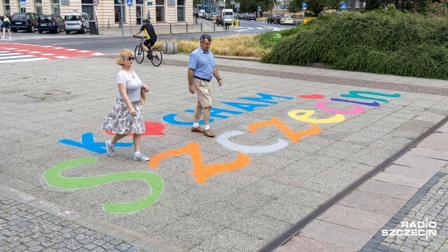 Koncerty, pokazy tańca i napis Kocham Szczecin usypany z kolorowego piasku przy placu Lotników - to tylko część atrakcji, które Dom Kultury Słowianin przygotował w sobotę dla mieszkańców miasta w związku z 75. urodzinami Szczecina.
