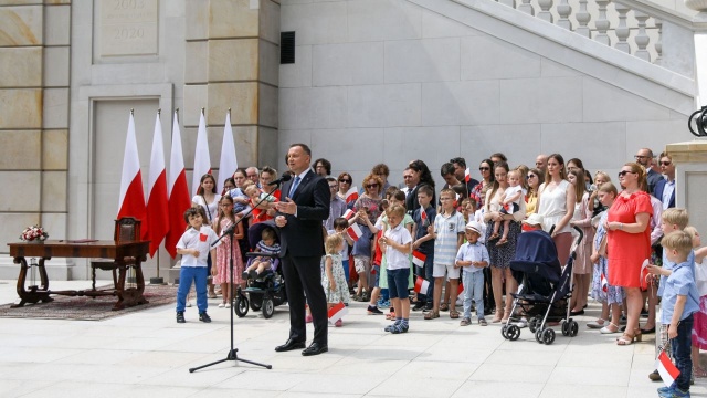 Prezydent Andrzej Duda podpisał projekt nowelizacji Konstytucji. Zmiana miałaby dotyczyć wprowadzenia zakazu adopcji dzieci przez pary jednopłciowe.