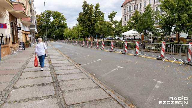 Za nami pierwszy - po zmianie organizacji ruchu przy al. Jana Pawła II - weekend. Jezdnia została zwężona o jeden pas, na którym znajdują się teraz ogródki restauracyjne.