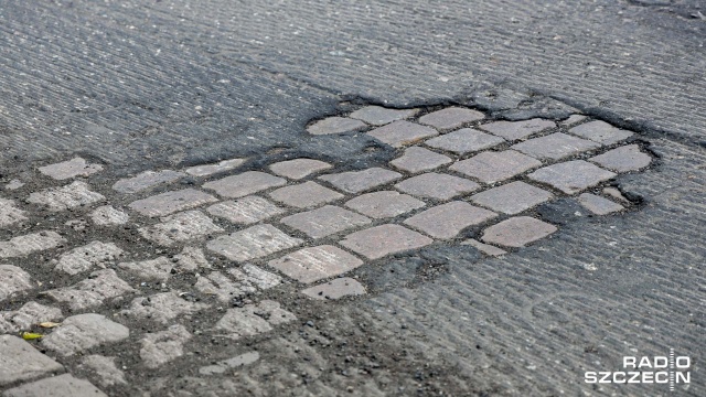 Uwaga kierowcy - zamknięty został jeden pas ruchu na ulicy Mickiewicza w Szczecinie. Chodzi o odcinek między skrzyżowaniem z ulicą Karłowicza a skrzyżowaniem z ulicą Twardowskiego.
