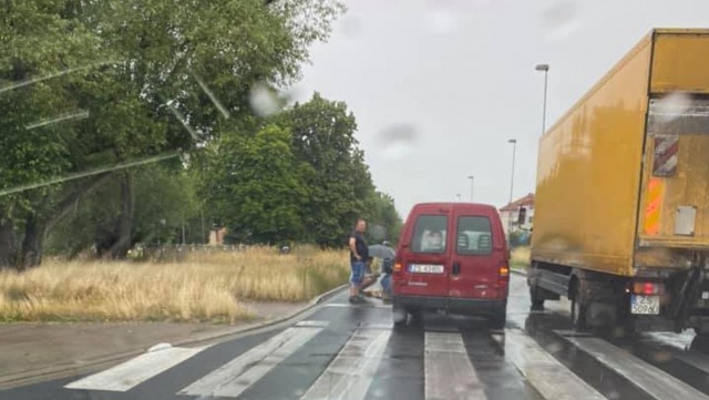 Potrącenie na przejściu dla pieszych na ulicy Ku Słońcu w Szczecinie. Do zdarzenia doszło w okolicach skrzyżowania z ulicą Kwiatową na nitce w kierunku Mierzyna i Lubieszyna.