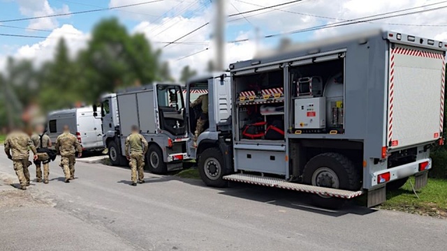 Policjanci z Centralnego Biura Śledczego Policji przejęli 25 kilogramów mieszanin wybuchowych oraz litr płynnego materiału wybuchowego. Zabezpieczono również 110 kilogramów i 17 litrów substancji, które mogły służyć do produkcji niebezpiecznych materiałów.
