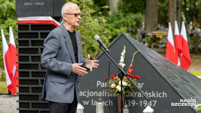 Wstrząsające świadectwa Polaków z Wołynia w 77. rocznicę Krwawej Niedzieli. Kilkadziesiąt osób na Cmentarzu Centralnym w Szczecinie, przy pomniku poświęconym ludobójstwu na Kresach Południowo-Wschodnich, oddało hołd ofiarom i upamiętniło tamte tragiczne wydarzenia.