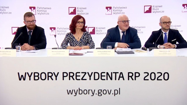 W Polsce i poza jej granicami trwa II tura wyborów prezydenckich. Głos oddać można do godz. 21.