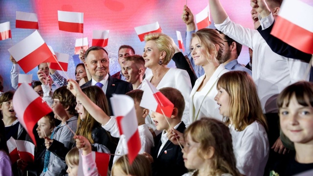 Pierwsza dama Agata Kornhauser-Duda po ogłoszeniu wyników sondażu exit poll podziękowała prezydentowi za minione pięć lat, które - jak stwierdziła - nie zawsze były łatwe.