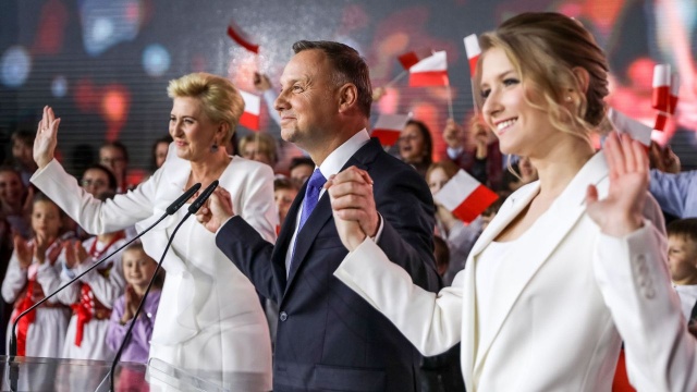 Andrzej Duda wygrał wybory prezydenckie wśród amerykańskiej Polonii. Obecnego prezydenta poparło 55 procent głosujących, a Rafała Trzaskowskiego - 45 procent. W USA prezydent Duda wyprzedził swego rywala o ponad 3,5 tysiąca głosów.