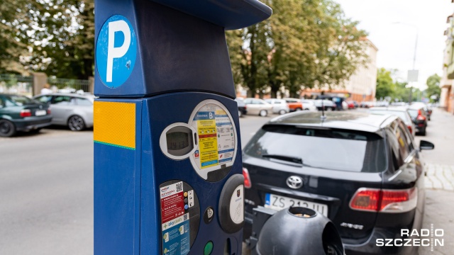 Strefa płatnego parkowania w Szczecinie znów działa. Aby zaparkować w centrum miasta trzeba wykupić bilet. Za postój w strefie zapłacimy w dni robocze w godz. 8-17.