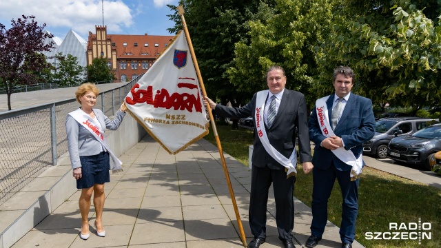 Historyczny sztandar pierwszej Solidarności trafił na wystawę do Centrum Dialogu Przełomy. Sztandar wypożyczyła Solidarność 80, do której należał po 1989 roku.