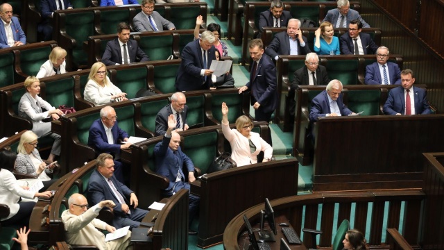Po południu Sejm przyjął część poprawek Senatu do nowego prawa. Przewiduje ono przyznanie świadczenia w formie bonu w wysokości 500 złotych na każde dziecko.
