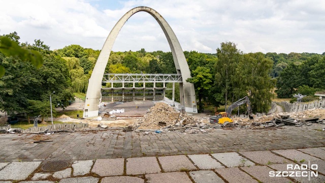Trwa gruntowna przebudowa Teatru Letniego. Koparka burzy scenę i miejsca dla widowni.