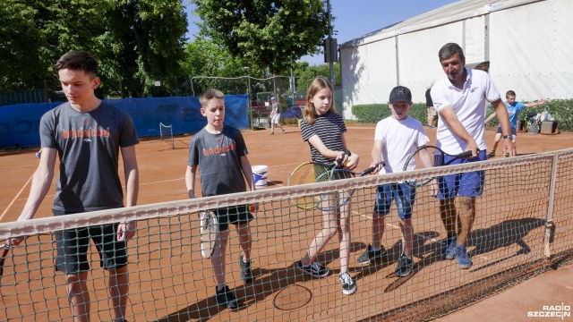 To okazja, aby całą rodziną pobawić się na kortach tenisowych. Przy al. Wojska Polskiego trwa właśnie Family Tenis.