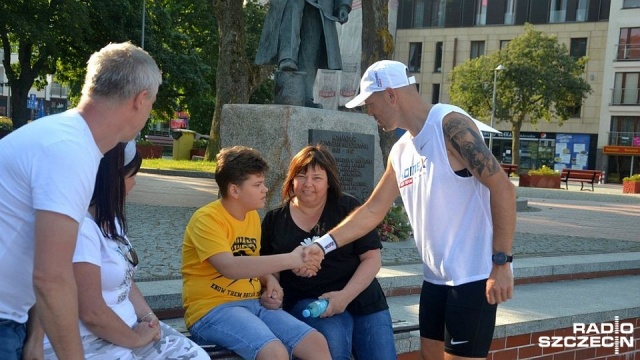 80 kilometrów biegu w słońcu, żeby spełnić marzenie chorego 13-latka [ZDJĘCIA]