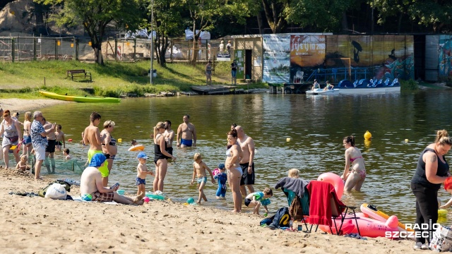 Woda w jeziorze Głębokim jest ciepła - tak przynajmniej twierdzą plażowicze odpoczywający na szczecińskim kąpielisku.