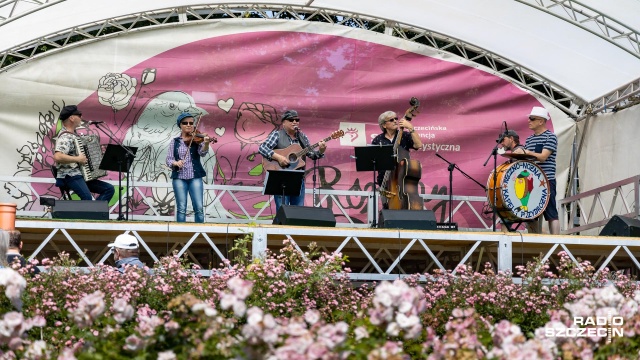 Folklor w szczecińskim Ogrodzie Różanym. Na scenie wystąpiła Ręczno-Nożna Kapela Przydrożna z naszego miasta.