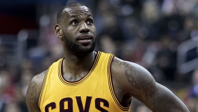 Padł kolejny rekord pod względem licytacji sportowych przedmiotów. Na aukcji w Los Angeles kartkę kolekcjonerską z wizerunkiem gwiazdy NBA Lebrona Jamesa, z jego podpisem, sprzedano za milion 800 tysięcy dolarów.