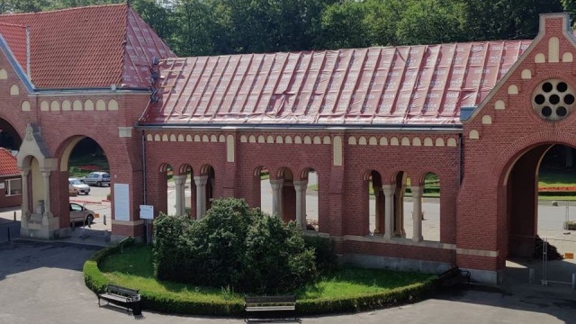 Rozpoczął się remont Bramy Głównej Cmentarza Centralnego w Szczecinie. Zyska ona nowy dach pokryty grafitową dachówką.
