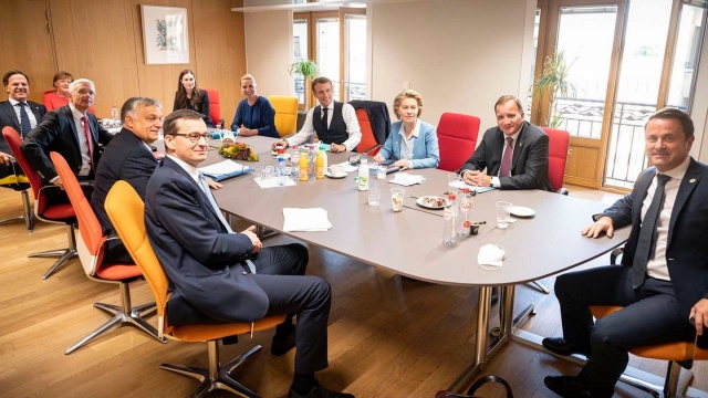 Jest porozumienie w sprawie pakietu finansowego dla Unii Europejskiej. Porozumienie osiągnęli przywódcy 27 krajów po czterech dniach negocjacji na szczycie w Brukseli.