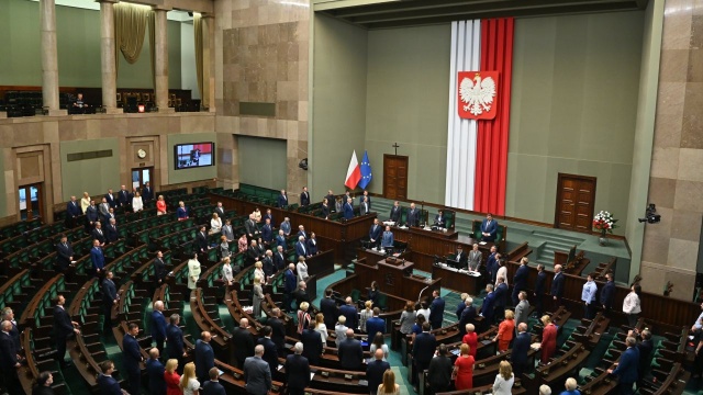 Uchwałę w tej sprawie przyjęto przez aklamację. Posłowie oddali hołd bohaterom Bitwy Warszawskiej oraz obrońcom niepodległości Rzeczypospolitej.