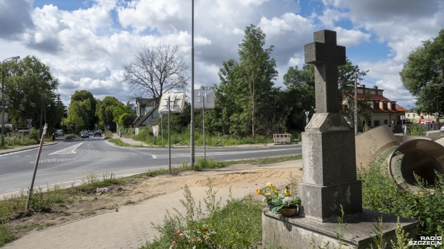 Wszyscy są zgodni: krzyż powinien pozostać. Pytanie tylko, gdzie dokładnie. Chodzi o krzyż postawiony przez pionierów Szczecina na Krzekowie. Jego lokalizacja musi się zmienić w związku z przebudową ul. Szafera.
