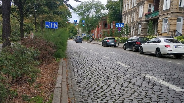 Od najbliższej soboty tramwaje wrócą na swoje stałe trasy, a kierowcy będą mogli przejeżdżać pełnym okręgiem Placu Szarych Szeregów w Szczecinie. Dzień później musimy się spodziewać zmian organizacji ruchu w pobliżu, a dokładnie w alei Jana Pawła II.