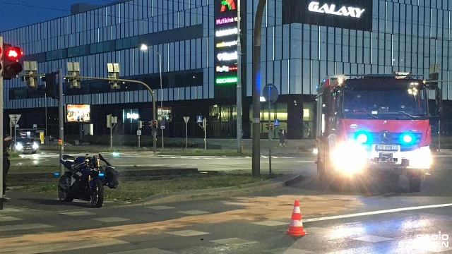Motocyklista jadący al. Wyzwolenia od Ronda Giedroycia do placu Rodła stracił panowanie nad pojazdem i przekoziołkował.