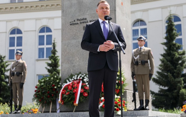 Prezydent Andrzej Duda oddał hołd ojcom niepodległości. W setną rocznicę utworzenia Rządu Obrony Narodowej prezydent złożył kwiaty przed warszawskimi pomnikami Witosa, Paderewskiego, Daszyńskiego, Dmowskiego, Korfantego i Piłsudskiego.