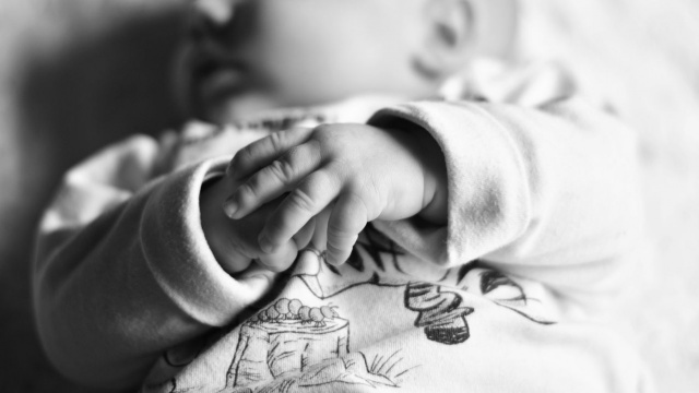 Zarzuty znęcania się ze szczególnym okrucieństwem nad małoletnim dzieckiem usłyszeli rodzice zmarłego w środę miesięcznego Wiktora. Przyczyną śmierci niemowlęcia z Rudy Śląskiej był rozległy uraz głowy.