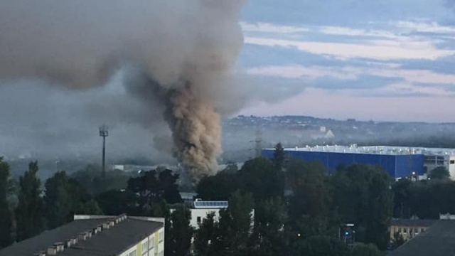 Siedem zastępów Państwowej Straży Pożarnej gasiło pożar przy ulicy Białowieskiej w Szczecinie. Paliło się poddasze domu jednorodzinnego.