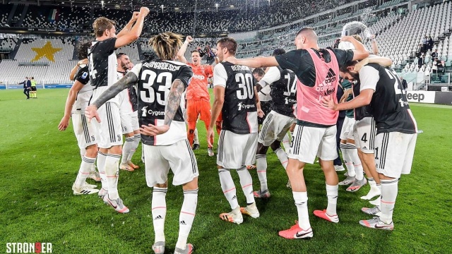 Piłkarze Juventusu Turyn po raz 9. z rzędu zostali mistrzami Włoch. Zespół z Turynu, z Wojciechem Szczęsnym w bramce, zapewnił sobie tytuł na dwie kolejki przed końcem rozgrywek po tym, jak pokonał u siebie Sampdorię 2:0 (1:0).
