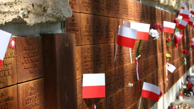 Mija 20 lat od otwarcia w Katyniu Polskiego Cmentarza Wojennego. W zbiorowych mogiłach spoczywają polscy oficerowie, zamordowani wiosną 1940 roku na rozkaz Józefa Stalina.