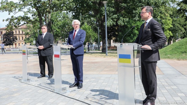 Ministrowie spraw zagranicznych Polski, Litwy i Ukrainy rozmawiali we wtorek między innymi o bezpieczeństwie w regionie i walce z COVID-19. Jacek Czaputowicz, Linas Linkeviius i Dmytro Kułeba spotkali się w Lublinie.