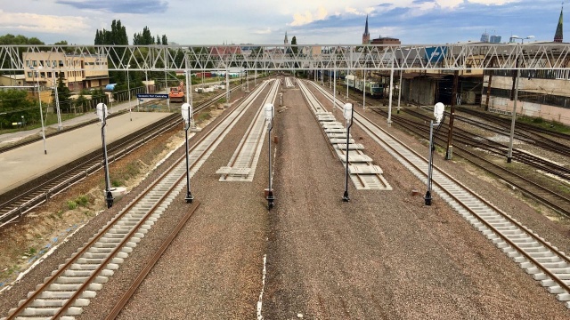 61 kilometrów torów kolejowych powstanie w rejonie stacji Szczecin Port Centralny. W ramach modernizacji zostanie też zamontowanych 177 rozjazdów kolejowych, każdy z nich podgrzewany na wypadek trudnych zimowych warunków pogodowych.