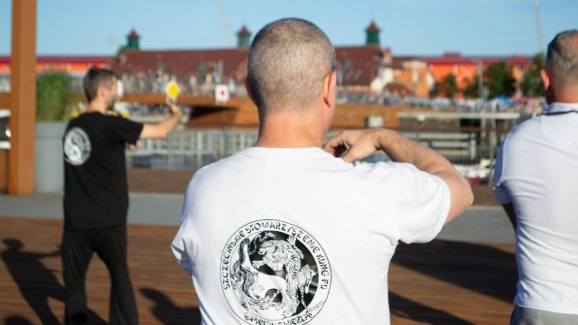 Coraz więcej osób dołącza do zajęć z samoobrony na wyspie Grodzkiej. Polska Fundacja Przeciwdziałania Uzależnieniom od początku wakacji organizuje co sobotę ćwiczenia z prostych technik samoobrony.