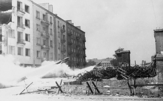 5 sierpnia mija 76 lat od rzezi mieszkańców warszawskiej Woli. W pierwszych dniach Powstania Warszawskiego 1944 roku Niemcy wymordowali tam od 30 do 65 tysięcy mężczyzn, kobiet i dzieci. Dokładna liczba ofiar pozostaje nieznana.