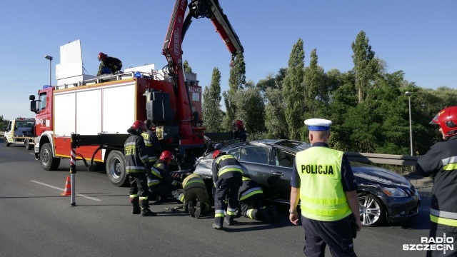 Kolizja przed wjazdem na Most Pionierów w Szczecinie. Na nitce w kierunku centrum miasta zderzyły się trzy samochody, w tym jeden dachował.