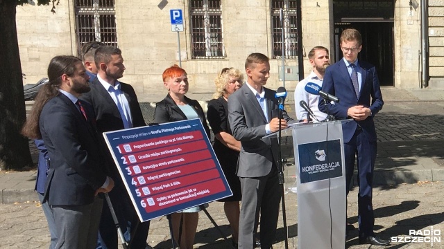 Politycy Konfederacji są przeciwni rozszerzeniu i zwiększeniu opłat za Strefę Płatnego Parkowania w Szczecinie. Domagają się też przywrócenia parkingu na placu Orła Białego, na którym zorganizowano konferencję.