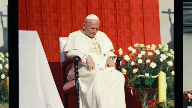 Jan Paweł II był niestrudzonym pielgrzymem, który nawiedzał Jasną Górę jako papież aż sześciokrotnie. Wszystkie pielgrzymki do stolicy duchowej Polski dokumentował wybitny artysta fotografik Zdzisław Sowiński.