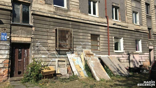 Już ponad trzy lata trwa wysiedlanie lokatorów z budynku przy ulicy Gdańskiej 11 w Szczecinie. Jest on w złym stanie technicznym. Ponadto nieruchomość położona jest przy bardzo ruchliwej ulicy, na przeciwko dawnej stoczni Parnica, dlatego miasto zadecydowało w 2016 roku o wysiedleniu.
